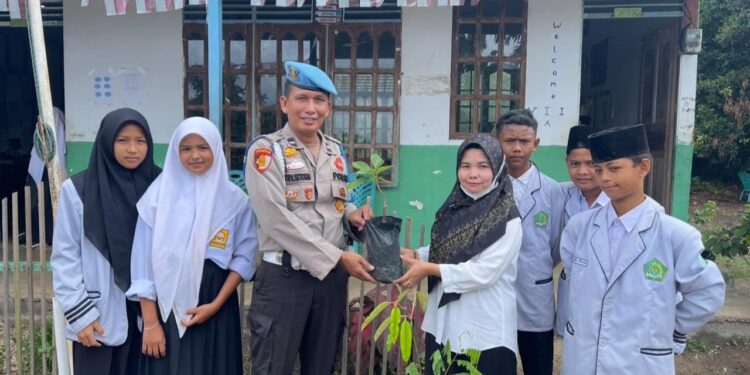Polsek Teluk Meranti Tanam 1.000 Bibit Pohon di Madrasah Darussalam, Dukung Program Penghijauan Kapolda Riau