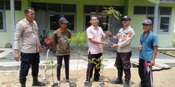 Polsek Kerumutan Tanam Bibit Kelengkeng dan Manggis Dukung Program Penghijauan Kapolda Riau