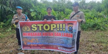 Polisi Sosialisasikan Maklumat Kapolda Riau Cegah Karhutla di Perkebunan Warga