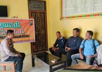 Polsek Pangkalan Kerinci Gelar Jumat Curhat di Desa Mekarjaya, Warga Soroti Pencegahan Kenakalan Remaja
