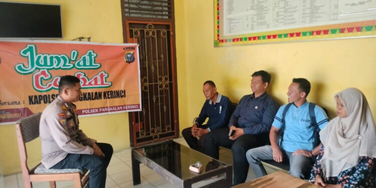 Polsek Pangkalan Kerinci Gelar Jumat Curhat di Desa Mekarjaya, Warga Soroti Pencegahan Kenakalan Remaja