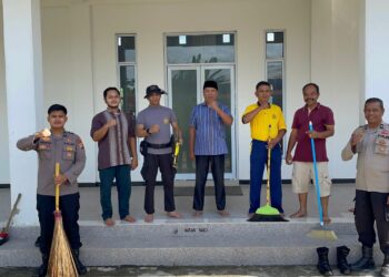 Polsek Pangkalan Kuras Gelar Gotong Royong, Bersihkan Musholla Fisabilillah Kampung Melati