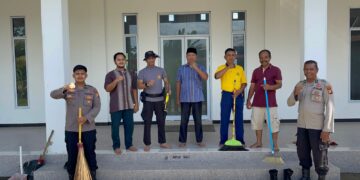 Polsek Pangkalan Kuras Gelar Gotong Royong, Bersihkan Musholla Fisabilillah Kampung Melati