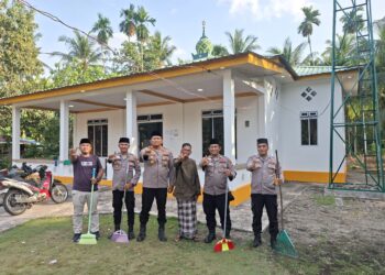 Polsek Kuala Kampar Gelar Gotong Royong, Tindaklanjuti Arahan Presiden Soal Sampah dan Lingkungan