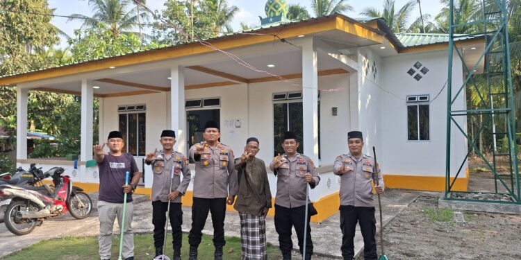 Polsek Kuala Kampar Gelar Gotong Royong, Tindaklanjuti Arahan Presiden Soal Sampah dan Lingkungan