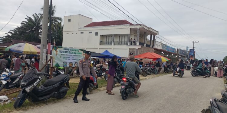 Polsek Kerumutan Amankan Pasar Ramadhan, Lalu Lintas Tetap Lancar