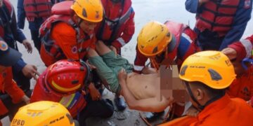 Polsek Tamalate Bersama Tim SAR Gabungan Evakuasi Korban Tenggelam di pantai Bosowa.