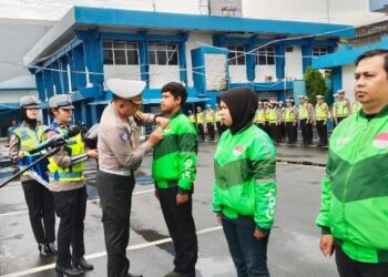 Ratusan Pengemudi Ojol Ikuti Apel Kamtibmas Dan Sosialisasi Program “Mappatabe” Polantas Polda Sul-sel