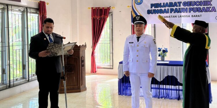 Saifullah Dilantik Pj Geuchik Gampong Sungai Pauh Pusaka 