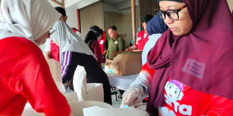 PMI Jakarta Timur Salurkan Bantuan bagi Warga Terdampak Banjir