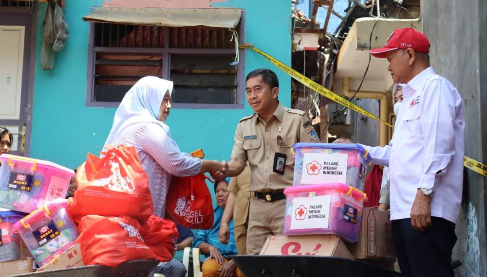 PMI Jaksel Salurkan Bantuan Sembako Dan Hygiene Kit Kepada Penyintas Kebakaran