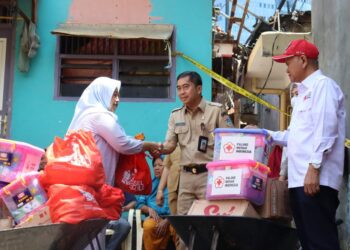 PMI Jaksel Salurkan Bantuan Sembako Dan Hygiene Kit Kepada Penyintas Kebakaran