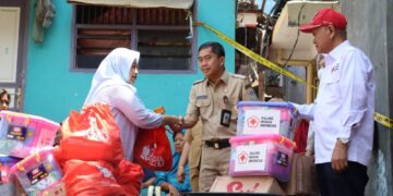 PMI Jaksel Salurkan Bantuan Sembako Dan Hygiene Kit Kepada Penyintas Kebakaran