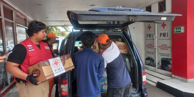 PMI Jakarta Timur Salurkan Bantuan Bagi Korban Banjir, Warga Diimbau Tetap Waspada