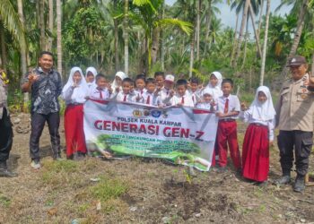 Polsek Kuala Kampar Tanam Bibit Mangga di SDN 007 Teluk Dalam, Dukung Program Green Policing