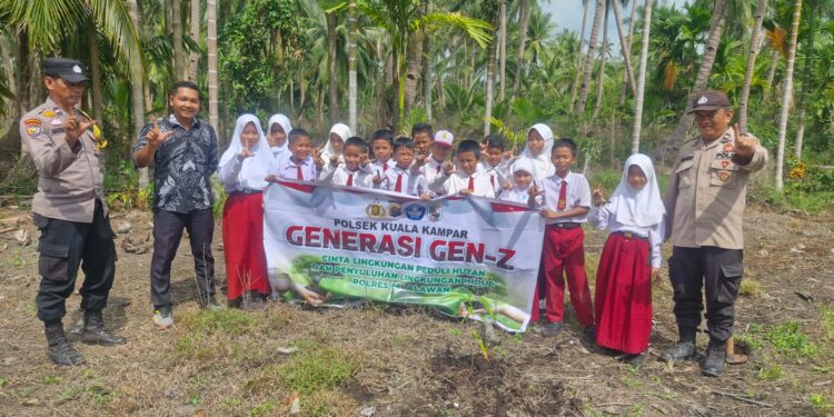 Polsek Kuala Kampar Tanam Bibit Mangga di SDN 007 Teluk Dalam, Dukung Program Green Policing