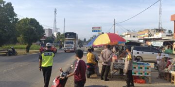 Polsek Pangkalan Lesung Amankan Pasar Ramadhan, Cegah Laka Lantas dan Gangguan Kamtibmas