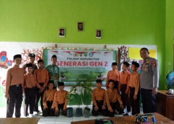 Polsek Kerumutan Tanam Bibit Pohon Dukung Program Penghijauan Kapolda Riau