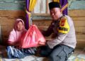 Polisi Salurkan Bantuan Sembako kepada Warga Kurang Mampu di Pangkalan Tampoi Pelalawan