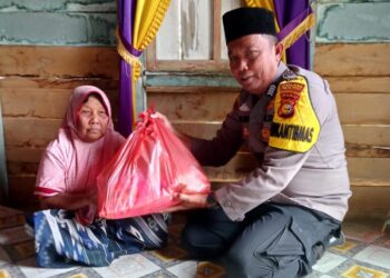 Polisi Salurkan Bantuan Sembako kepada Warga Kurang Mampu di Pangkalan Tampoi Pelalawan