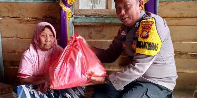 Polisi Salurkan Bantuan Sembako kepada Warga Kurang Mampu di Pangkalan Tampoi Pelalawan