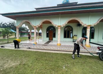 Kapolsek Teluk Meranti Pimpin Gotong Royong Bersihkan Mesjid Nurul Huda