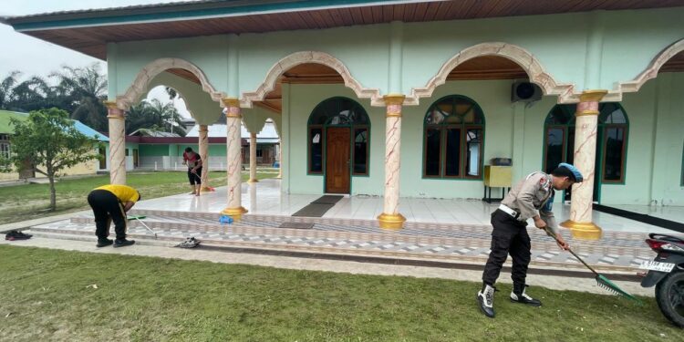 Kapolsek Teluk Meranti Pimpin Gotong Royong Bersihkan Mesjid Nurul Huda