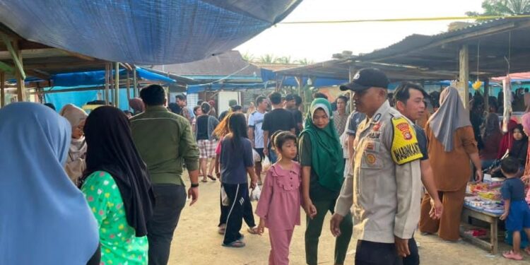 Polisi Patroli di Pasar Ramadhan Kerumutan, Cegah Kemacetan dan Berikan Rasa Aman