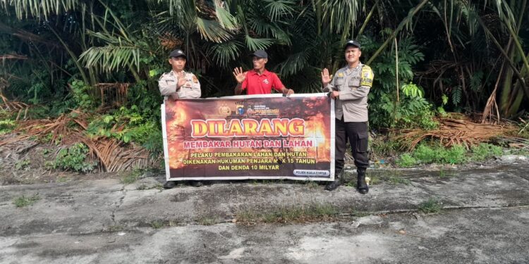Polsek Kuala Kampar Edukasi Warga Soal Larangan Membakar Lahan untuk Cegah Karhutla