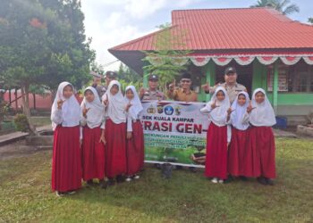 Polsek Kuala Kampar Tanam Bibit Pohon di SDN 001 Teluk Dalam Dukung Program Green Policing