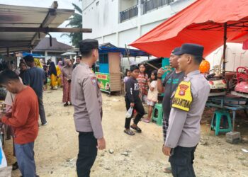 Polsek Kerumutan Amankan Pasar Ramadhan Sebelum Berbuka Puasa