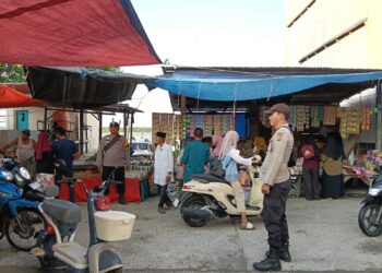 Polsek Teluk Meranti Atur Lalu Lintas di Pasar Ramadhan Agar Aman dan Lancar
