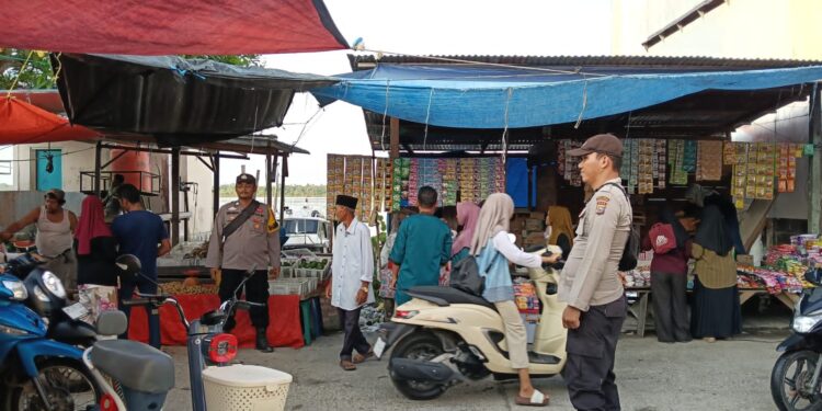Polsek Teluk Meranti Atur Lalu Lintas di Pasar Ramadhan Agar Aman dan Lancar