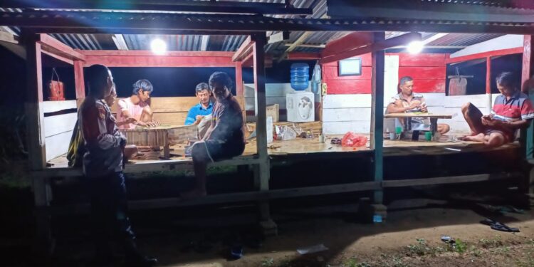 Polsek Kerumutan Sambangi Pos Kamling untuk Tingkatkan Harkamtibmas