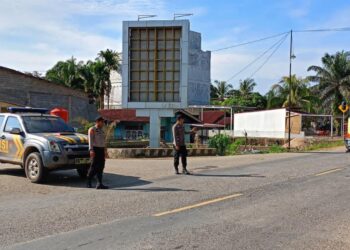 Polsek Pangkalan Lesung Lakukan Pengaturan Lalu Lintas di Jalan Lintas Timur