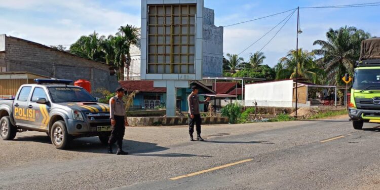 Polsek Pangkalan Lesung Lakukan Pengaturan Lalu Lintas di Jalan Lintas Timur