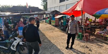 Polisi Kerumutan Tertibkan Lalu Lintas di Pasar Ramadhan Desa Bukit Lembah Subur
