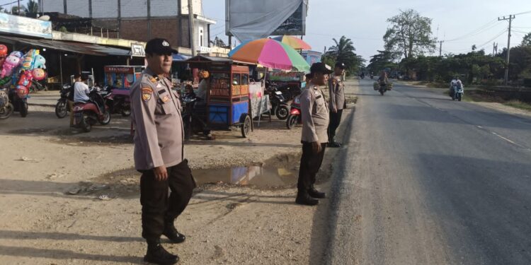 Polsek Pangkalan Lesung Amankan Lalu Lintas di Pasar Ramadhan