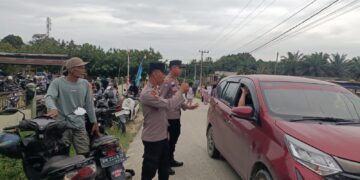 Polisi Atur Lalu Lintas dan Tertib Ramadhan di Pasar Bukit Lembah Subur Pelalawan