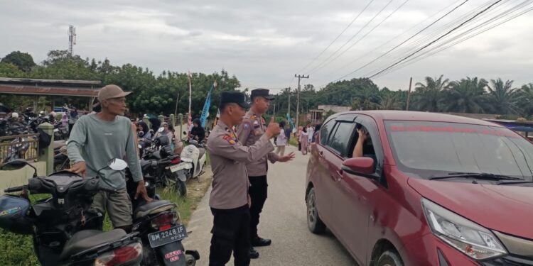 Polisi Atur Lalu Lintas dan Tertib Ramadhan di Pasar Bukit Lembah Subur Pelalawan