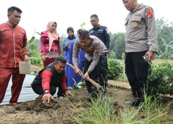 Polres Kuansing Gelar Program Green Policing dengan Penanaman Pohon di SMKN 1 Sentajo Raya