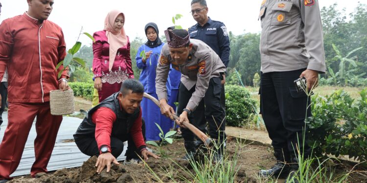 Polres Kuansing Gelar Program Green Policing dengan Penanaman Pohon di SMKN 1 Sentajo Raya