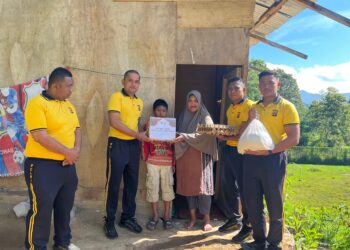 Brimob Kompi 3 Batalyon D Pelopor Bagikan Paket Sembako Kepada Warga