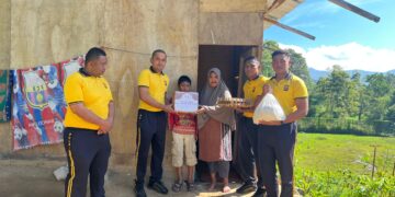 Brimob Kompi 3 Batalyon D Pelopor Bagikan Paket Sembako Kepada Warga