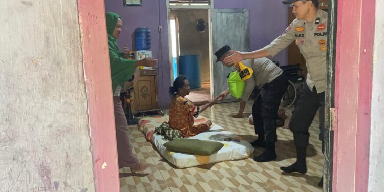 Polsek Ukui Bagikan Sembako untuk Lansia Kurang Mampu