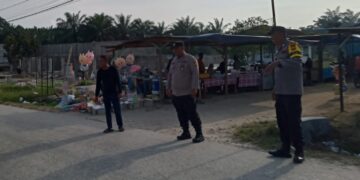 Polsek Kerumutan Atur Lalu Lintas di Pasar Ramadhan