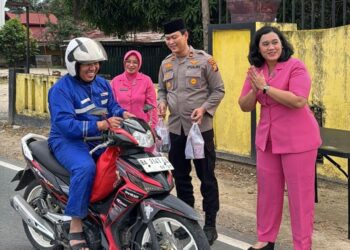 Polsek Singingi Hilir Bersama Bhayangkari Berbagi Takjil di Bulan Suci Ramadhan 1447 H