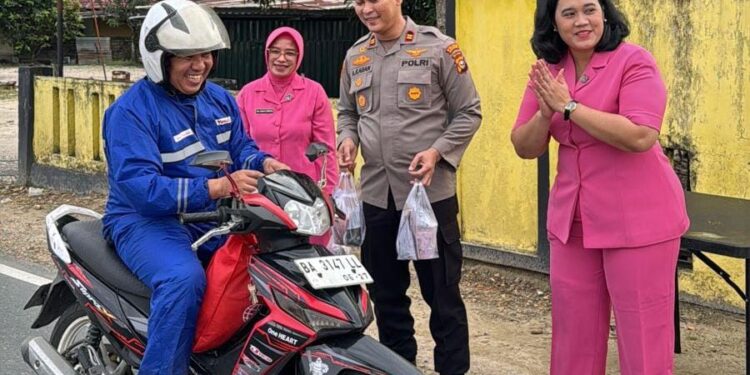 Polsek Singingi Hilir Bersama Bhayangkari Berbagi Takjil di Bulan Suci Ramadhan 1447 H