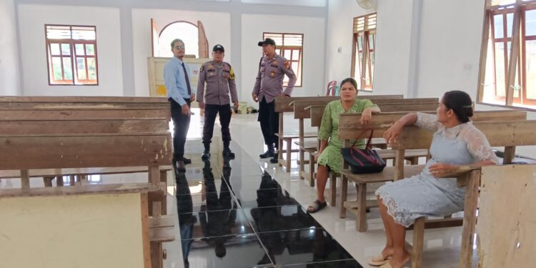 Polsek Pangkalan Lesung Gelar Program Minggu Kasih, Sampaikan Pesan Kamtibmas kepada Jemaat Gereja