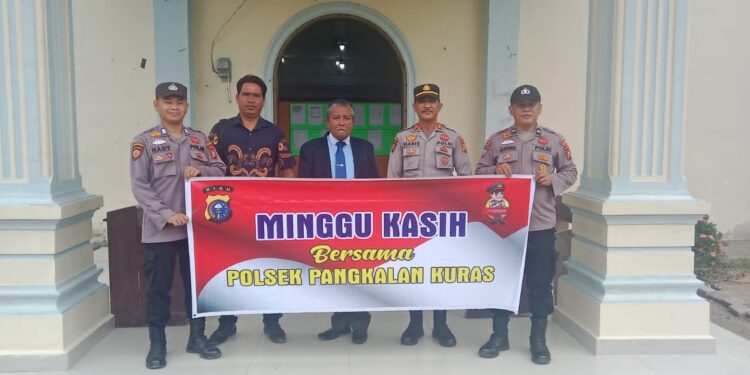 Polsek Pangkalan Kuras Sampaikan Pesan Kamtibmas dalam Program Minggu Kasih di Gereja HKBP Sorek